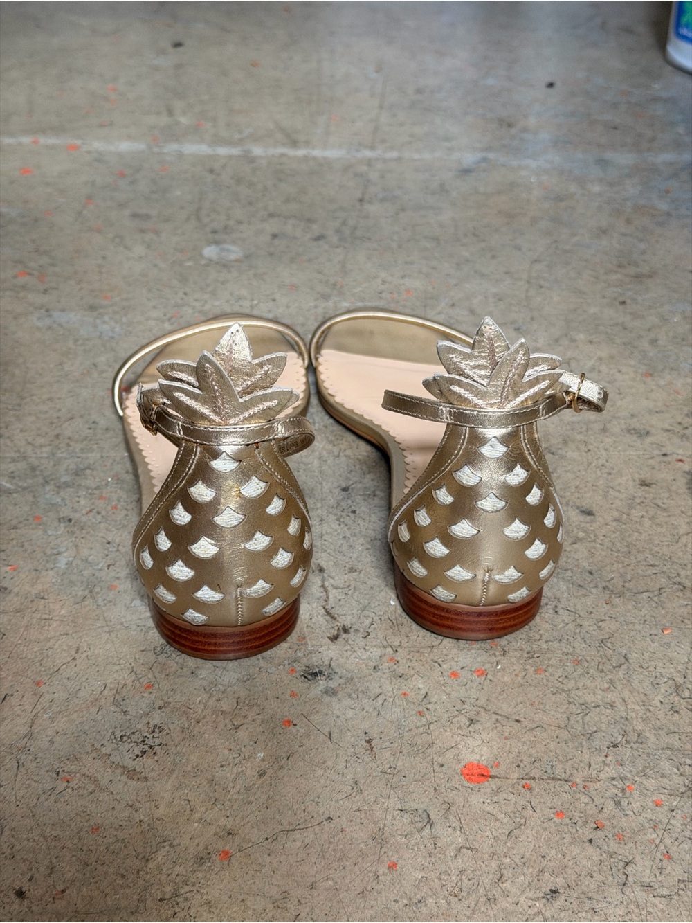 Lilly Pulitzer Gold Leather Pineapple Sandals Size 7 - Picture 4 of 9